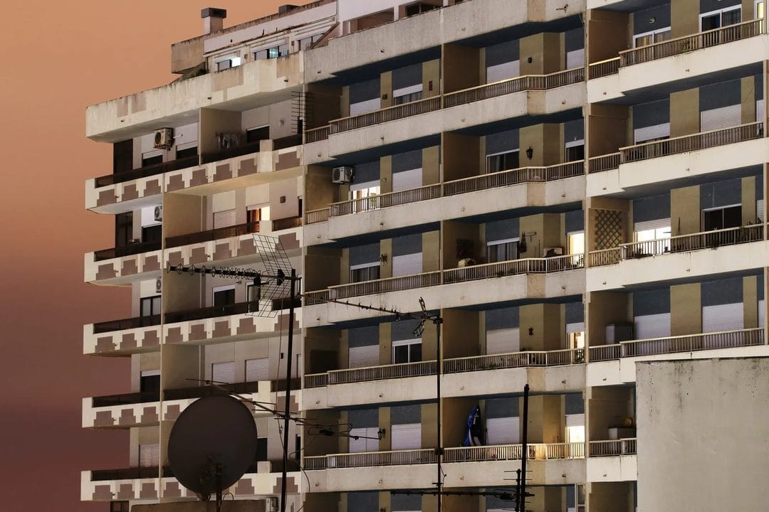 Edifício residencial em Portugal ao entardecer
