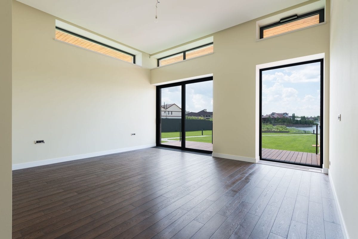 Comprar casa no verão: o conforto térmico que ninguém avalia antes de assinar