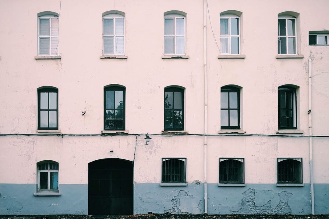 Sinais de que um apartamento antigo esconde problemas caros — o que verificar antes de fazer a oferta