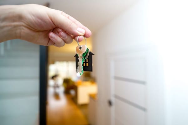 Arrendar quartos a estudantes em 2026: contratos, rendas e impostos antes de setembro