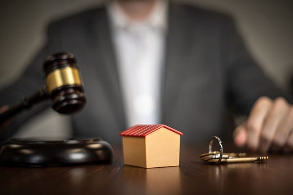 Comprar casa em leilão: como funciona, que riscos existem e quando compensa